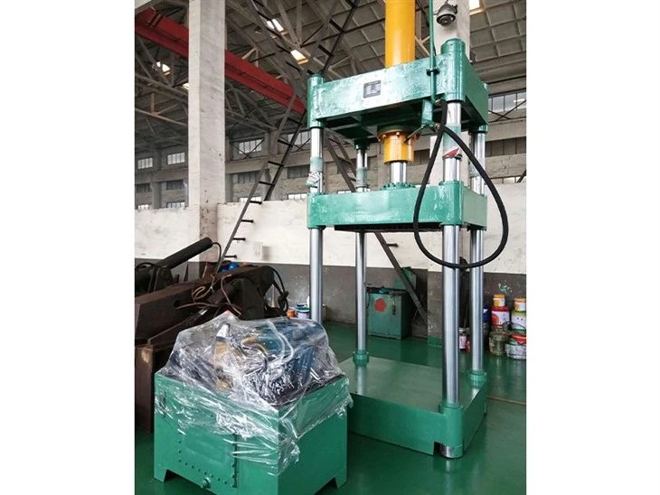 Four-post hydraulic press