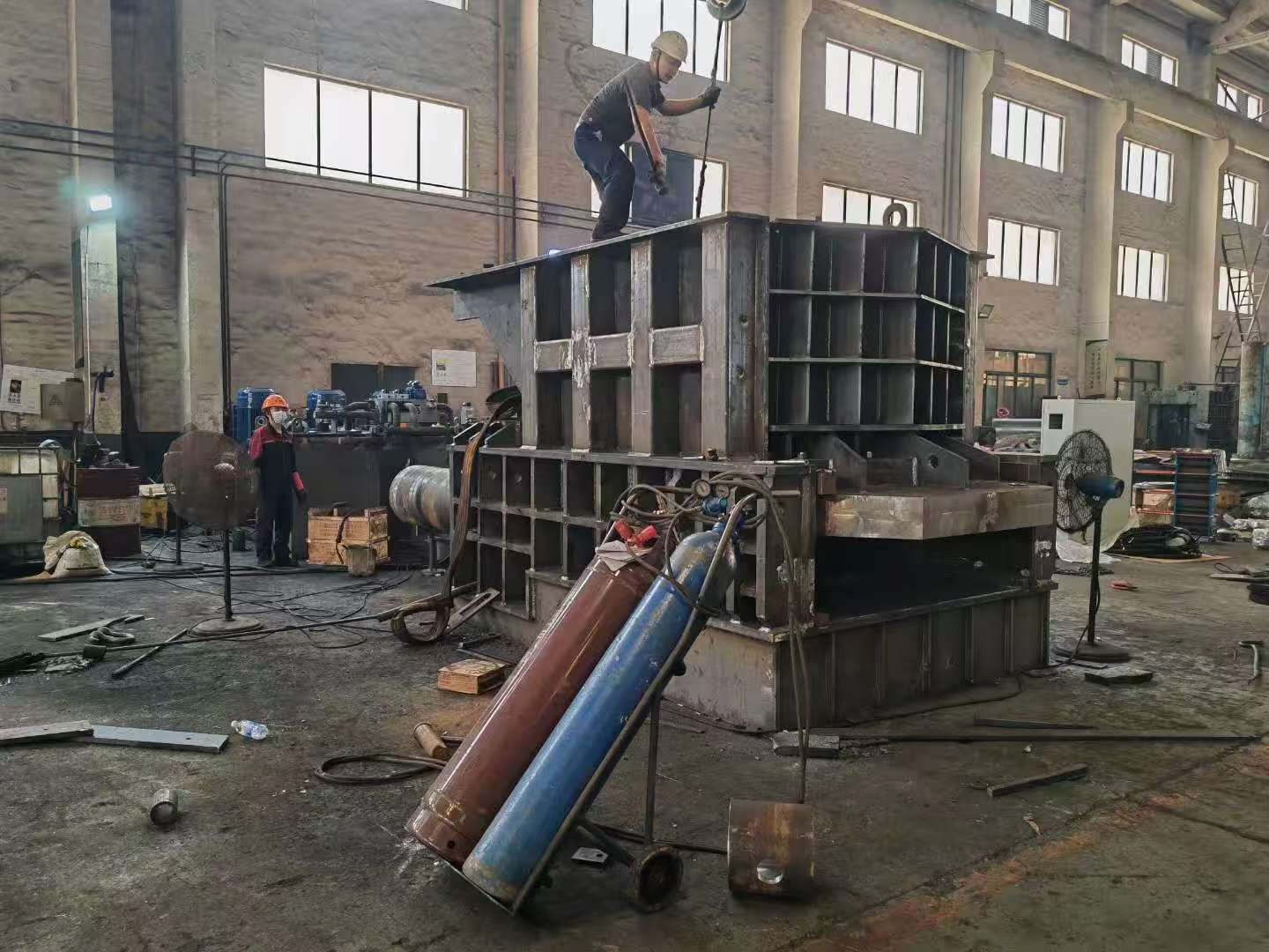 Container Shear for Cutting Scrap Metal Container Shear for Cutting Scrap Metal